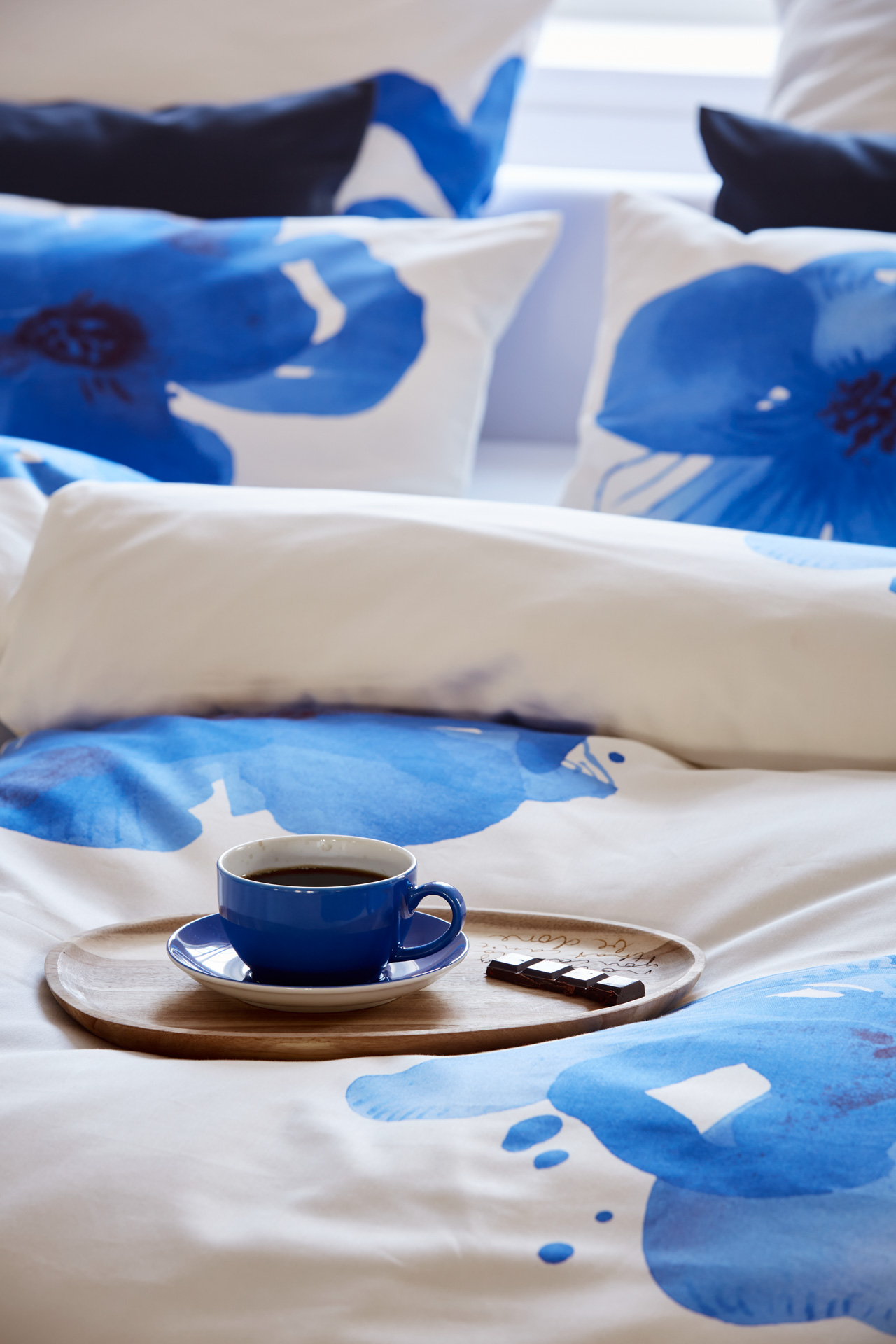 CDBA-Bio-Satin-Bettwaesche-Blaue-Anemone-Stimmungsbild-3